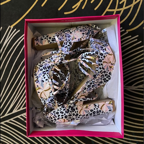 Lace Up Sandals - Picture 4 of 4